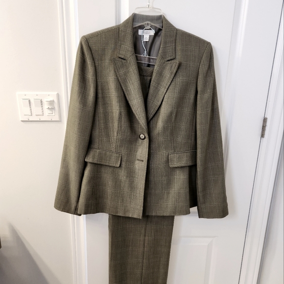 Womens pant suit. Size 15. Olive Green - Picture 1 of 5